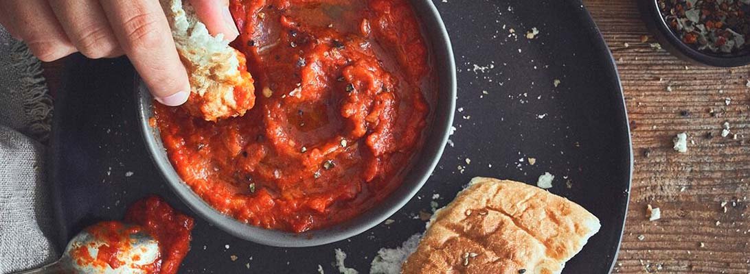 Aperitivo vegano con paté de pimiento y semillas Gourmet Leon