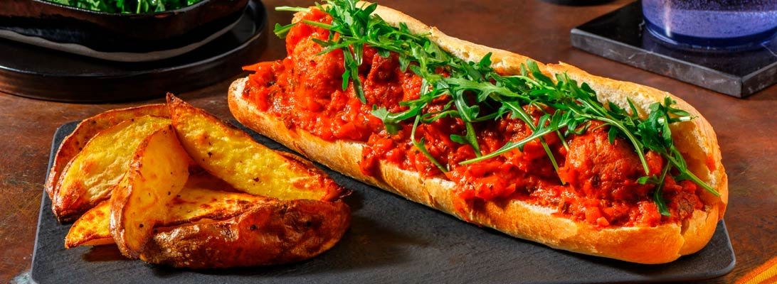 Bocadillo con paté de pimientos asados y queso ricota, una crema gourmet que aporta sabor, jugosidad y un toque mediterráneo a sandwiches, wraps y paninis. Bocadillo con paté de pimientos asados y queso ricota