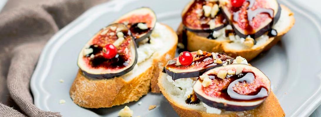 bruschetta con higos y burrata gourmet leon