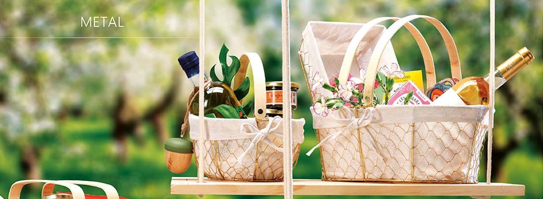 cesta de alambre con asas de madera para regalos