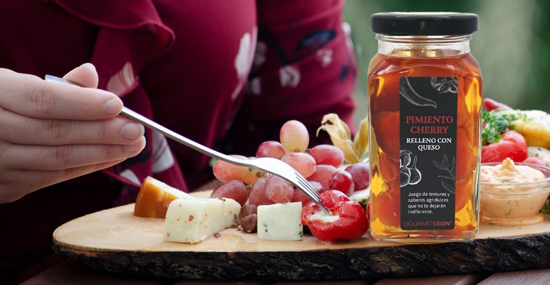 como preparar una tabla de picoteo con pimientos cherry rellenos de queso gourmet leon