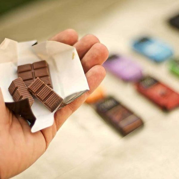 display con surtido mini tabletas de chocolate origen bagua vanini gourmet leon