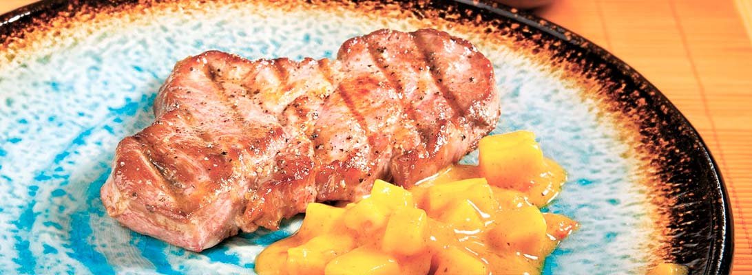 Filete de cerdo a la parrilla con ensalada de mango a la mostaza