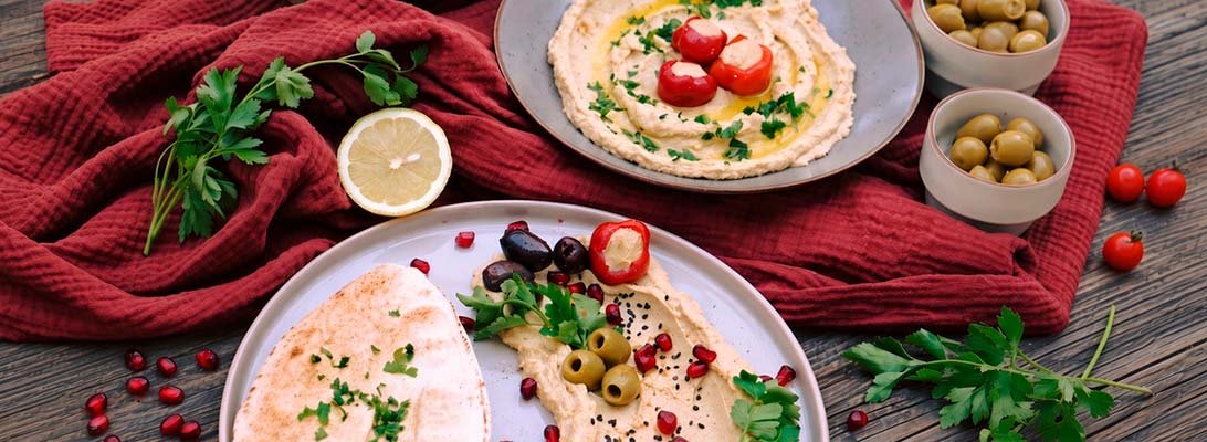 Hummus con pimientos cherry rellenos de queso Gourmet Leon Hummus con pimientos cherry rellenos de queso Gourmet Leon