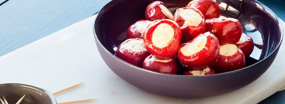 que lleva una tabla de picoteo piminetos cherry rellenos de queso gourmet leon