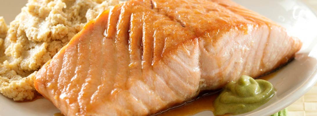 Salmón a la plancha con guarnición y salsa de rábano con wasabi Gourmet Leon