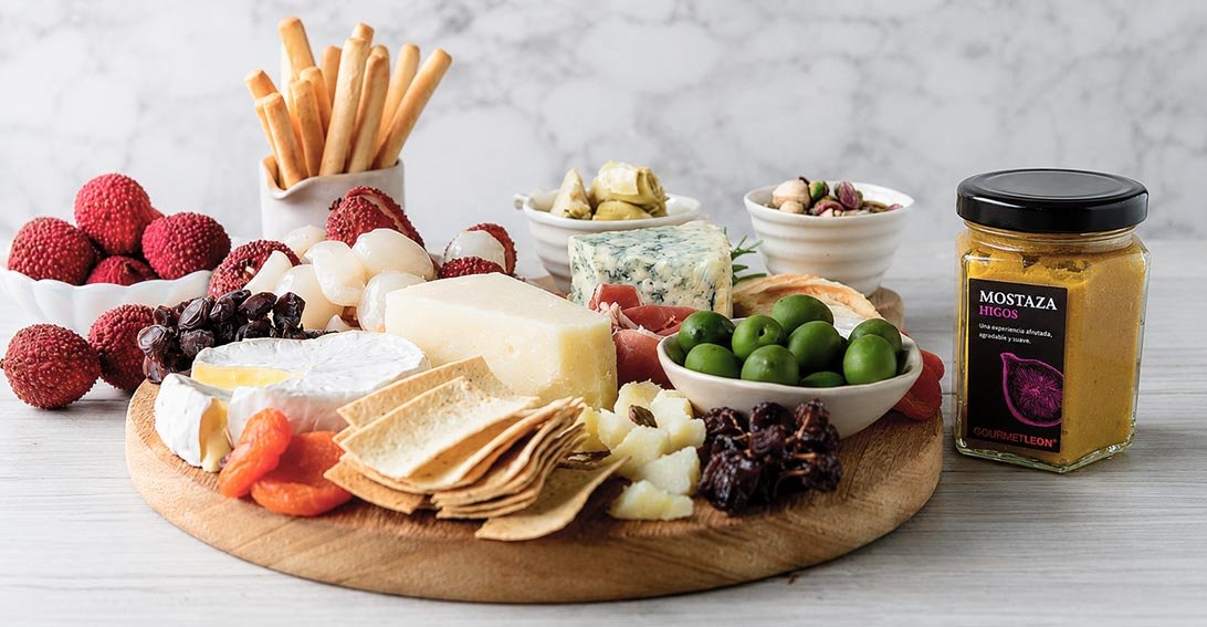 Tabla de quesos y aperitivos con mostaza de higos Gourmet Leon