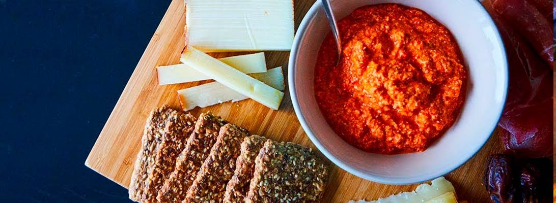 Tostas y bruschettas preparadas con paté de pimientos asados y queso ricota Tostas con paté de pimientos asados y queso ricota