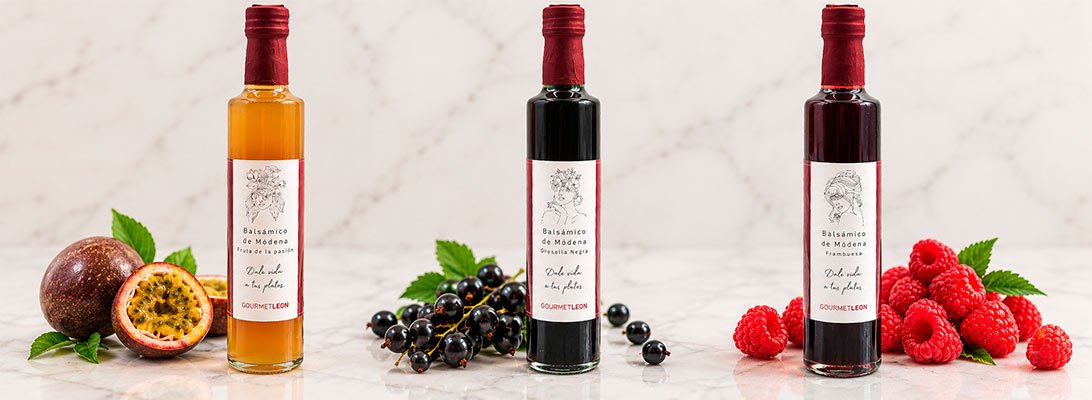 Tres variedades de vinagre balsamico con fruta de la pasion grosella negra y frambuesa